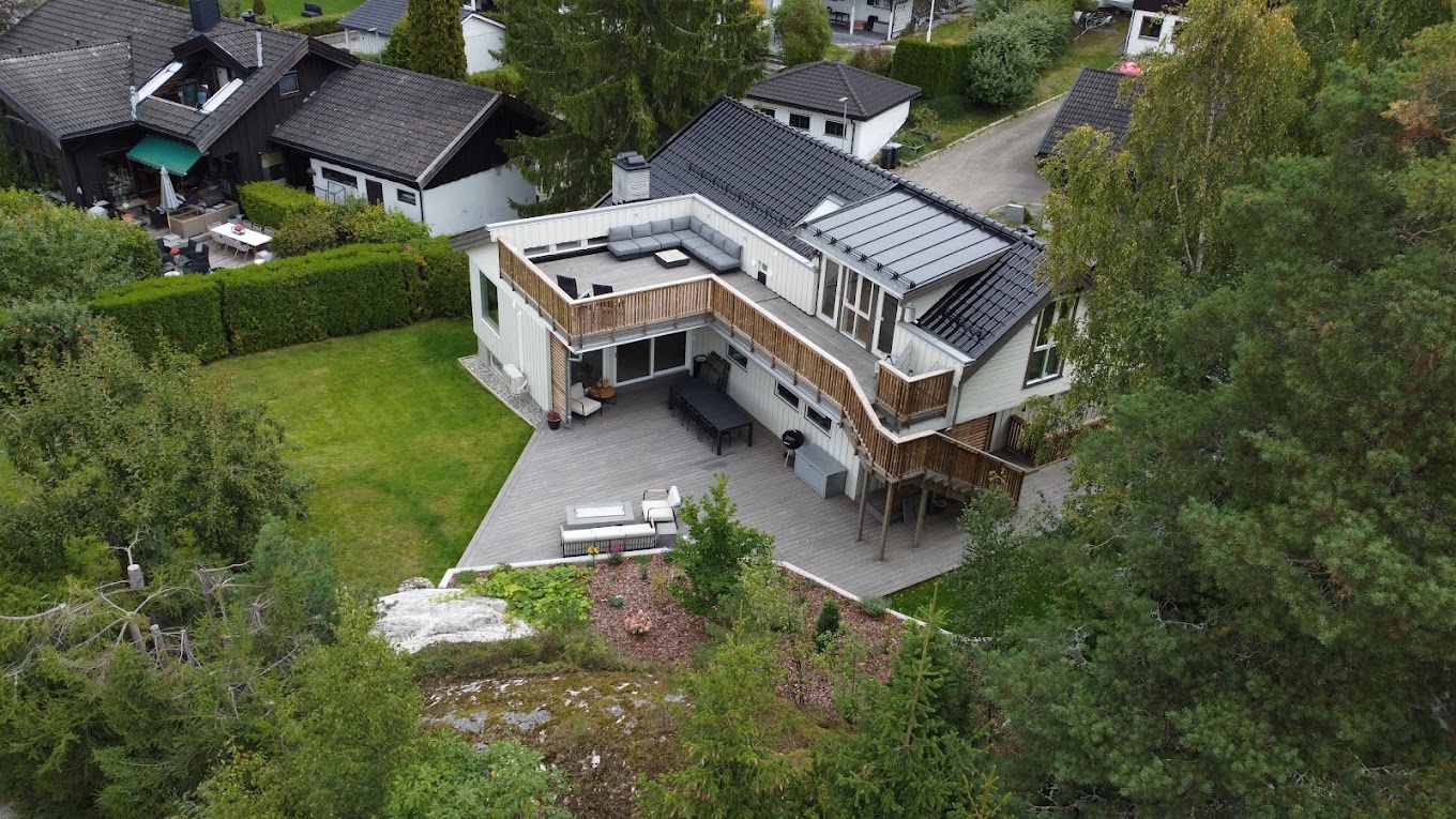 Enebolig med ny terrasse og takterrasse, sett fra lufta